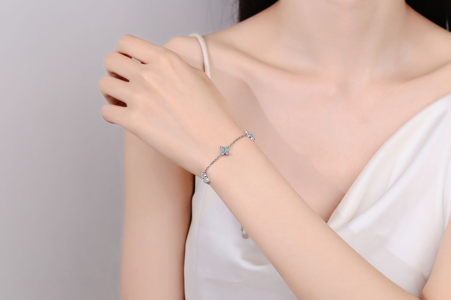 925 Sterling Silver Moissanite Four Leaf Clover Bracelet Plated PT950 with Extension Chain for Women Girls